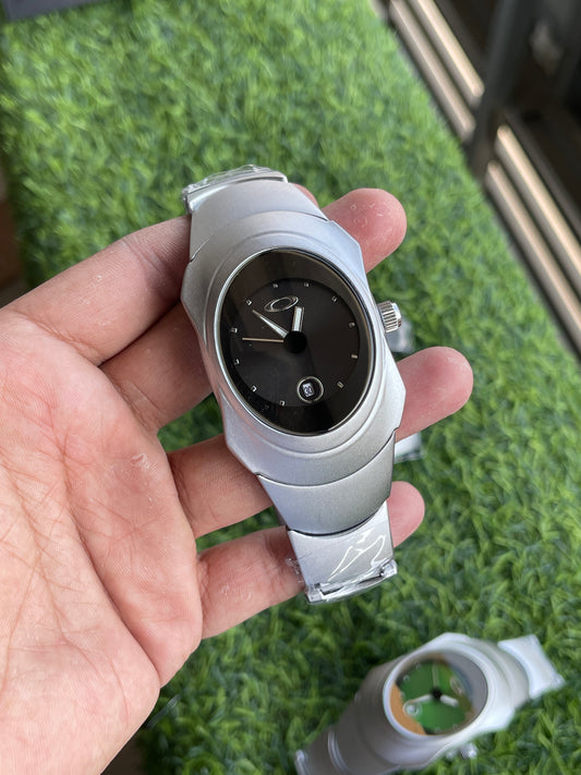 RC Oaakley-Style Silver Sport Watch – Black Minimal Dial